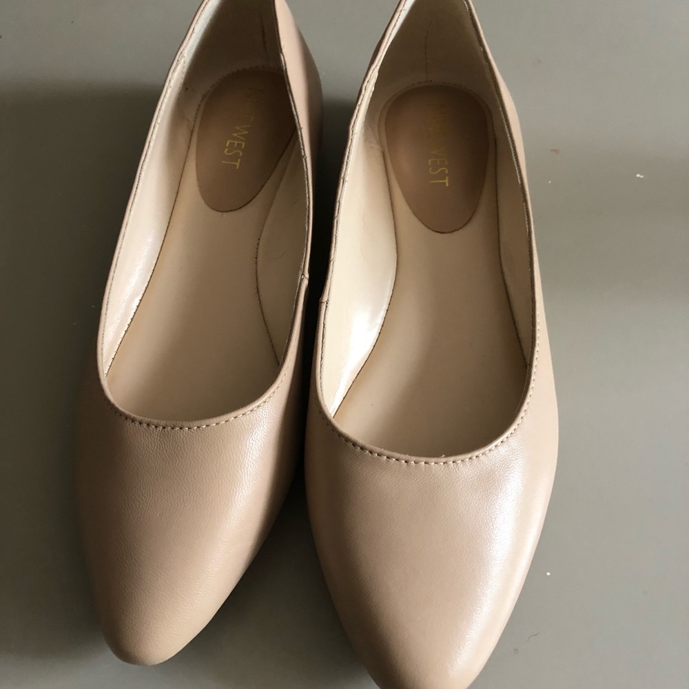 Nude pointy flats